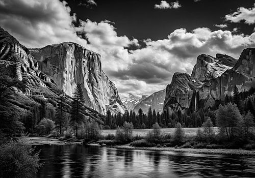 Zwart-wit rivierlandschap met bergen en wolken