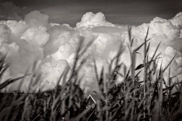 Wolken boven Schiermonnikoog in Zwart-Wit van Bert Tamboer