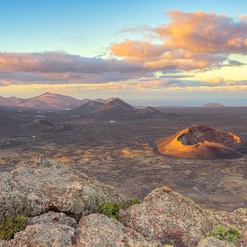Blick zum Vulkan El Cuervo auf Lanzarote im ersten Sonnenlicht von Michael Valjak