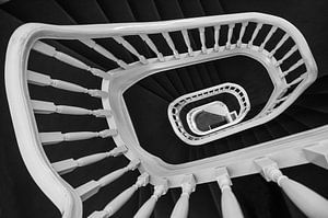 Escalier en colimaçon en noir et blanc