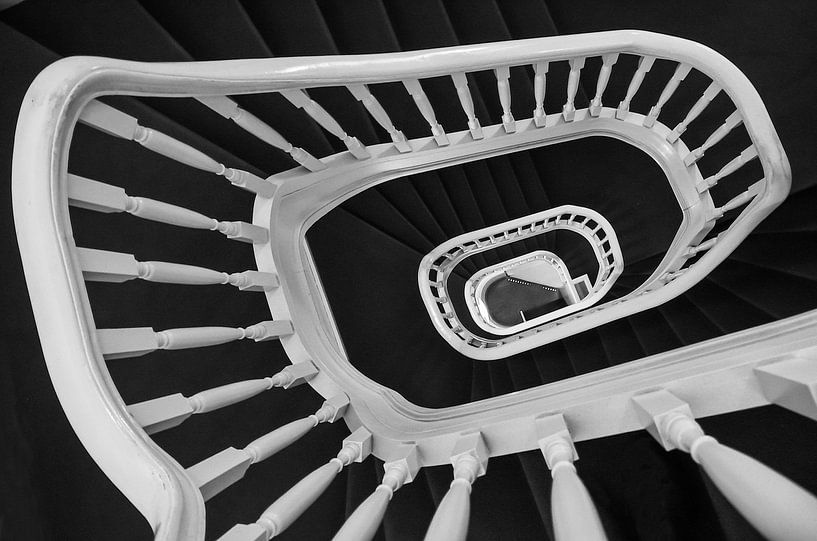 Escalier en colimaçon en noir et blanc par Renate Oskam