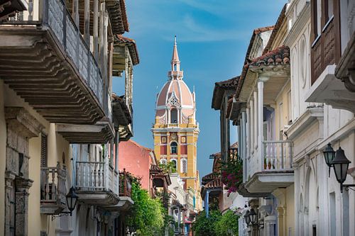Smalle en kleurrijke straat met kerktoren in Cartagena, Colombia