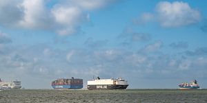 Schiffe, die in den Hafen von Rotterdam einlaufen und ihn verlassen