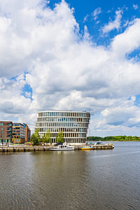 Blick über die Warnow auf die Silohalbinsel in der Hansestadt R