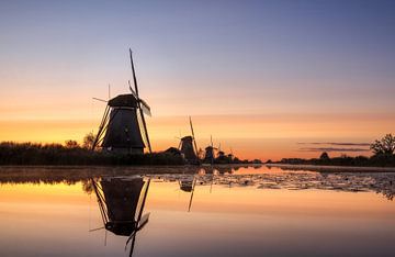 Zonsopkomst bij Kinderdijk: Een Iconisch Molenlandschap in Volle Glorie