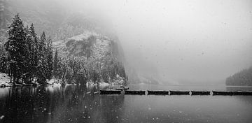 Boten op de Pragser Wildsee in de stuifsneeuw van Bettina Schnittert