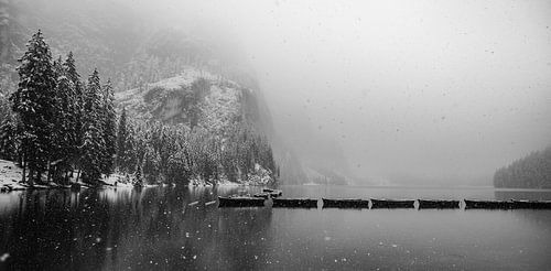 Boten op de Pragser Wildsee in de stuifsneeuw