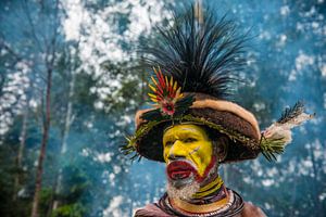Bunt gekleideter Huli-Mann bei einem Fest in Papua-Neuguinea. von Ron van der Stappen