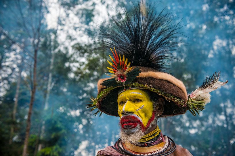 Homme Huli vêtu de couleurs vives lors d'un festival en Papouasie-Nouvelle-Guinée. par Ron van der Stappen