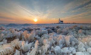 Lighthouse Paard van Marken in wintertime. von Menno Schaefer