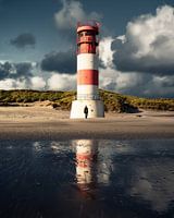 De vuurtoren gloeit in het zonlicht