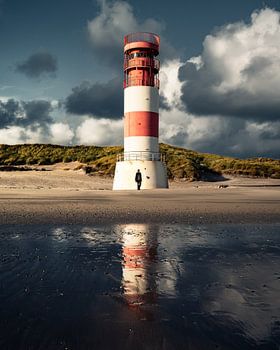 Der Leuchtturm leuchtet im Sonnenlicht
