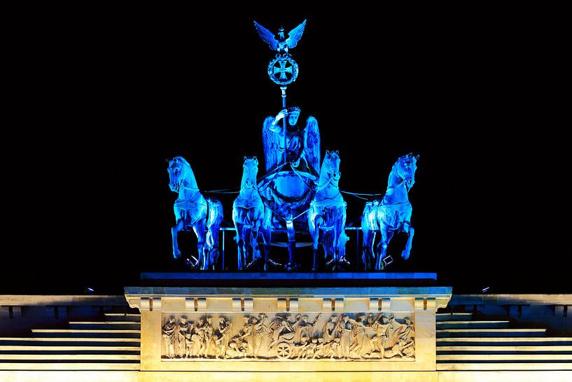 Blau beleuchtete Quadriga auf dem Brandenburger Tor von Frank Herrmann