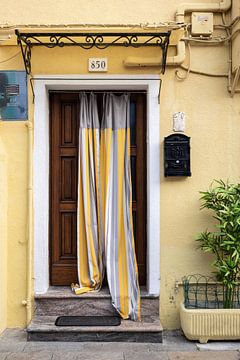 Tür mit Vorhang auf der Insel Burano von Awander