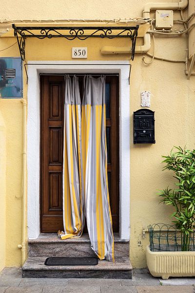 Porte avec rideau sur l&#039;île de Burano par Awander