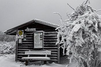 Schutzhütte auf der schneebedeckten Hohen Rhön 2