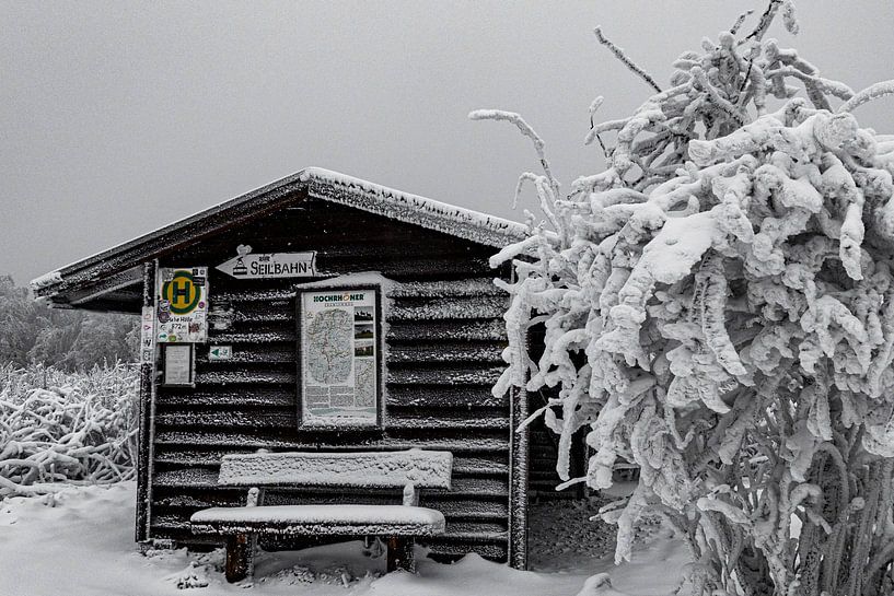 Schutzhütte auf der schneebedeckten Hohen Rhön 2 von Holger W. Spieker