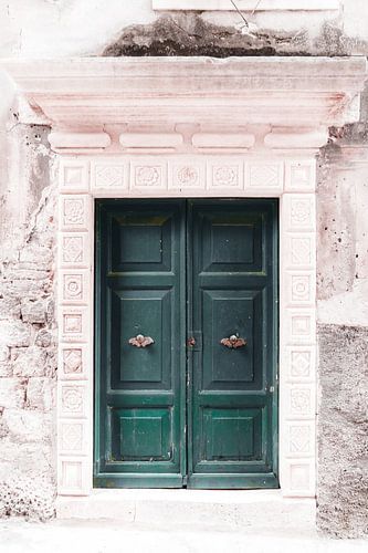 Porte verte usée en Croatie sur Elma Maaskant