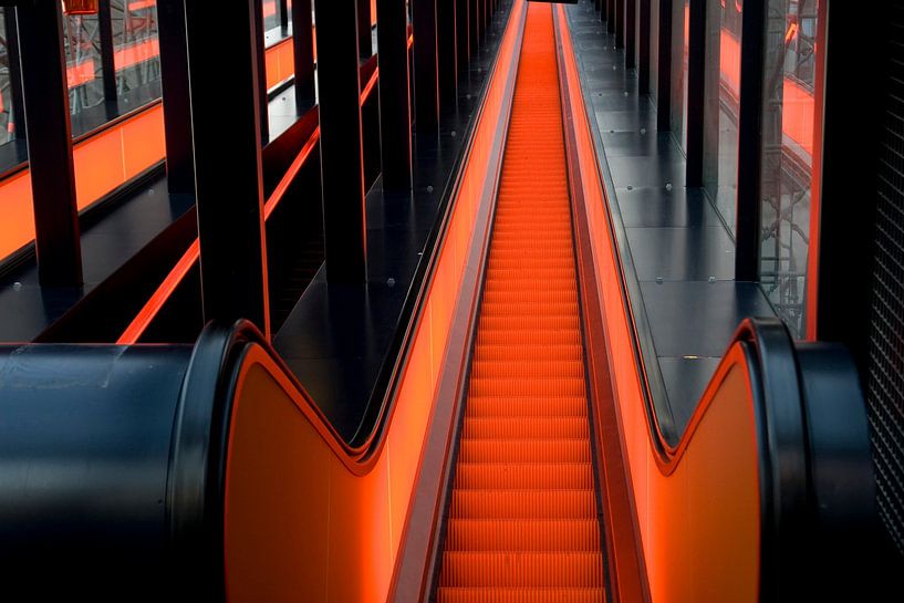 Oranje trap in het vroege avondlicht van Sandra Blom