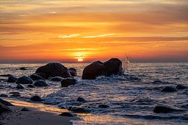 Kiesstrand mit Felsen bei Sonnenuntergang auf der Ostseeinsel Rügen