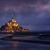 Mont Saint Michel in avond verlichting van Toon van den Einde