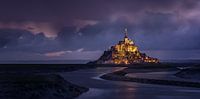 Mont Saint Michel in avond verlichting