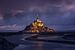 Mont Saint Michel in der Nacht Beleuchtung von Toon van den Einde