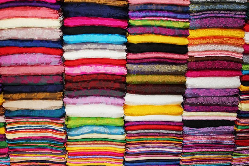 Colorful silk van Inge Hogenbijl
