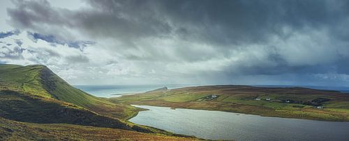 Verlaten eenzaamheid bij Neist Point. Isle of Skye in Groot-Brittannië. Panorama klif in de Schotse Hooglanden!