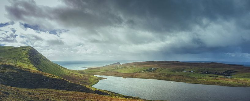 Menschenleere Einsamkeit am Neist Point. Isle of Skye in Großbritannien. Panorama Klippe an den Schottland Highlands! von Jakob Baranowski - Photography - Video - Photoshop