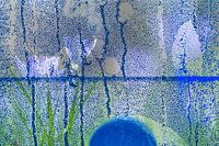 Doppelfoto einer abstrakten Wand mit Blumen