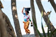 Een Balinese vrouw langs het strand van Willem Vernes thumbnail