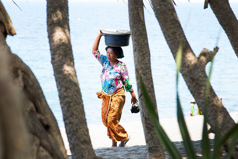 Een Balinese vrouw langs het strand van Willem Vernes