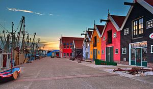 Maisons colorées dans le port de Zoutkamp sur John Leeninga