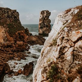 Rotsen in de zee | Natuurfotografie in Peniche Portugal van FotoMariek