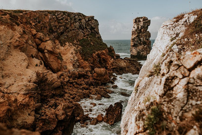 Felsen im Meer | Naturfotografie in Peniche Portugal von FotoMariek