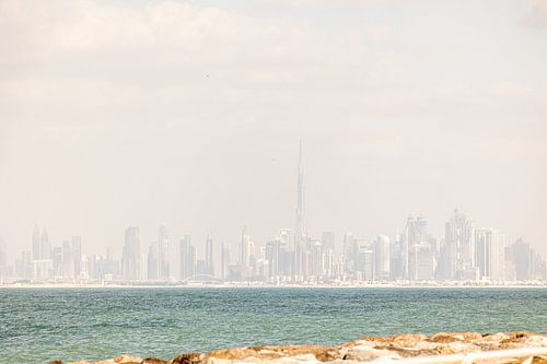 Skyline over Dubai met Burj Khalifa