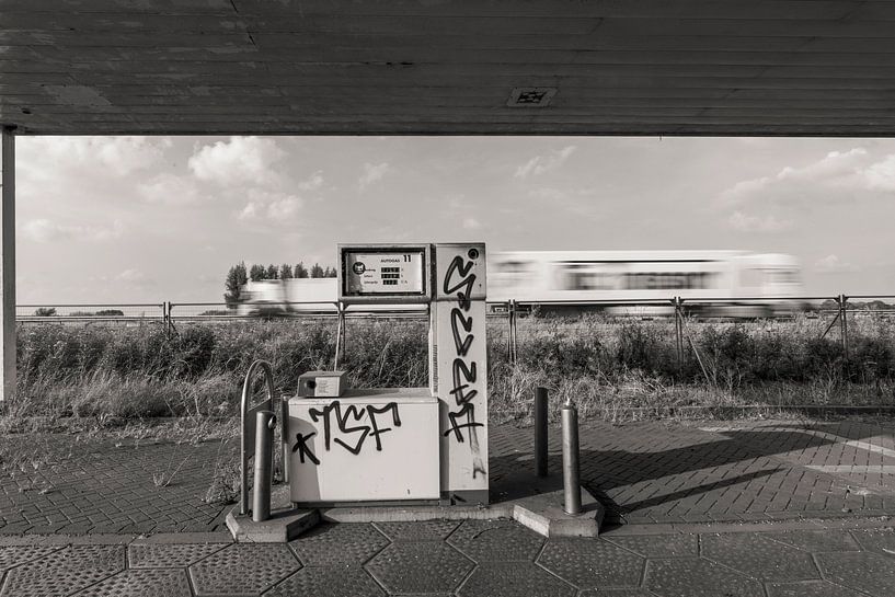 Verlassene Tankstelle auf der Autobahn Richtung Deutschland von Humphry Jacobs