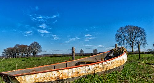 Mooi verstild beeld van oude roeiboot bij de Cuijksesteeg, Mook , Noord-Limburg