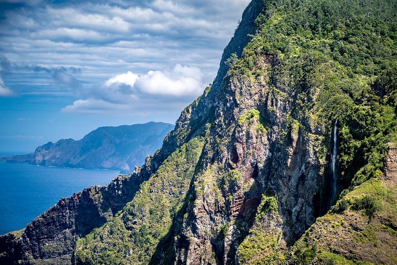 De kustlijn van Madeira tijdens een mooie zomerdag. van Sjoerd van der Wal Fotografie