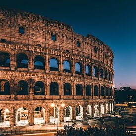 Colosseum van Rome in de avond van Tom Bennink