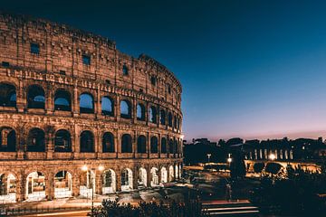 Colosseum van Rome in de avond van Tom Bennink