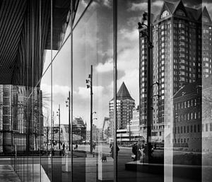 Reflections' Rotterdamer Stadtzentrum (1 x 1 in schwarz-weiß) von Rick Van der Poorten
