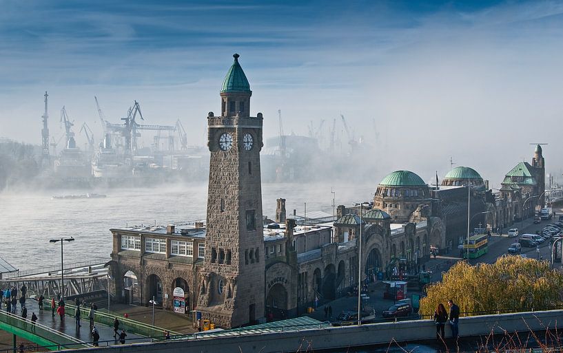 Hamburg - Landungsbrücken mit Pegelturm von Ingo Boelter