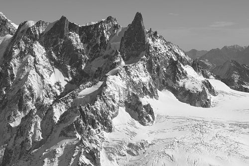 Chaîne du Mont-Blanc en noir et blanc