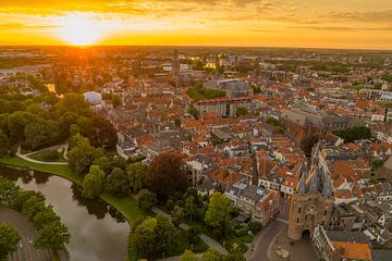 Zomerse zonsondergang boven Zwolle van bovenaf gezien van Sjoerd van der Wal Fotografie