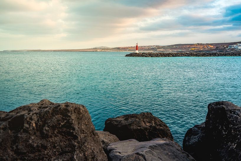 Blaues Meer mit Leuchtturm von Renato Dehnhardt