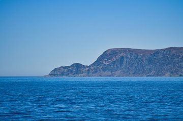 Westkaap in Noorwegen. Fjord en zee met bergen aan de kust van Martin Köbsch