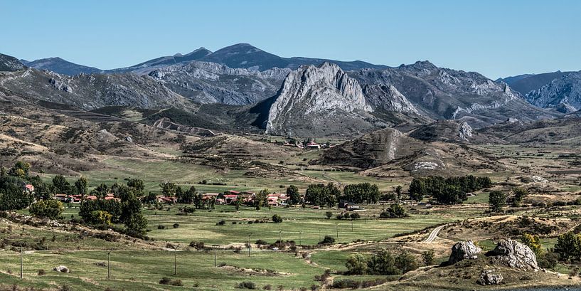 Arkadische Landschaft in den nordspanischen Kantabrischen Bergen von Harrie Muis