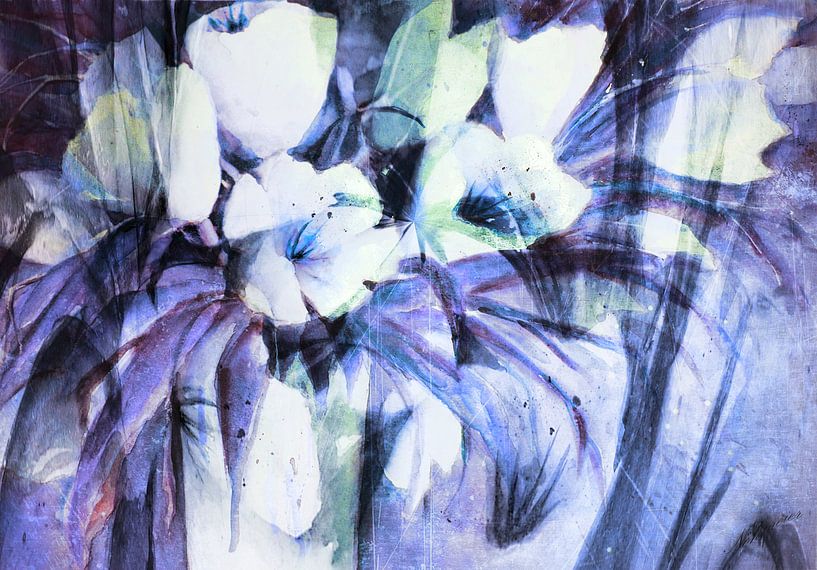Weiße Tulpen in Vase - abstrakt von Christine Nöhmeier